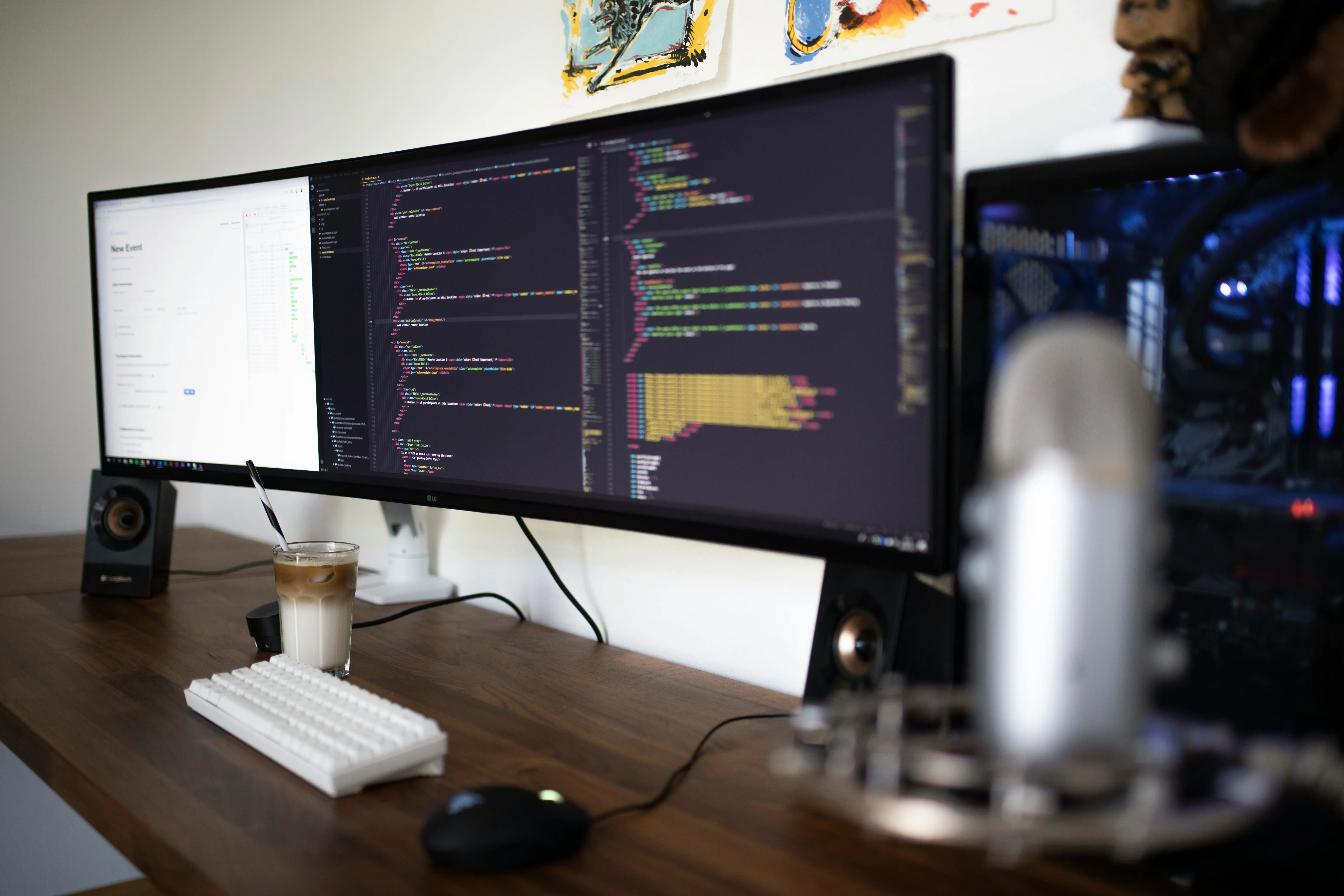 Poza cu mai multe monitoare cu cod descrie Web Development