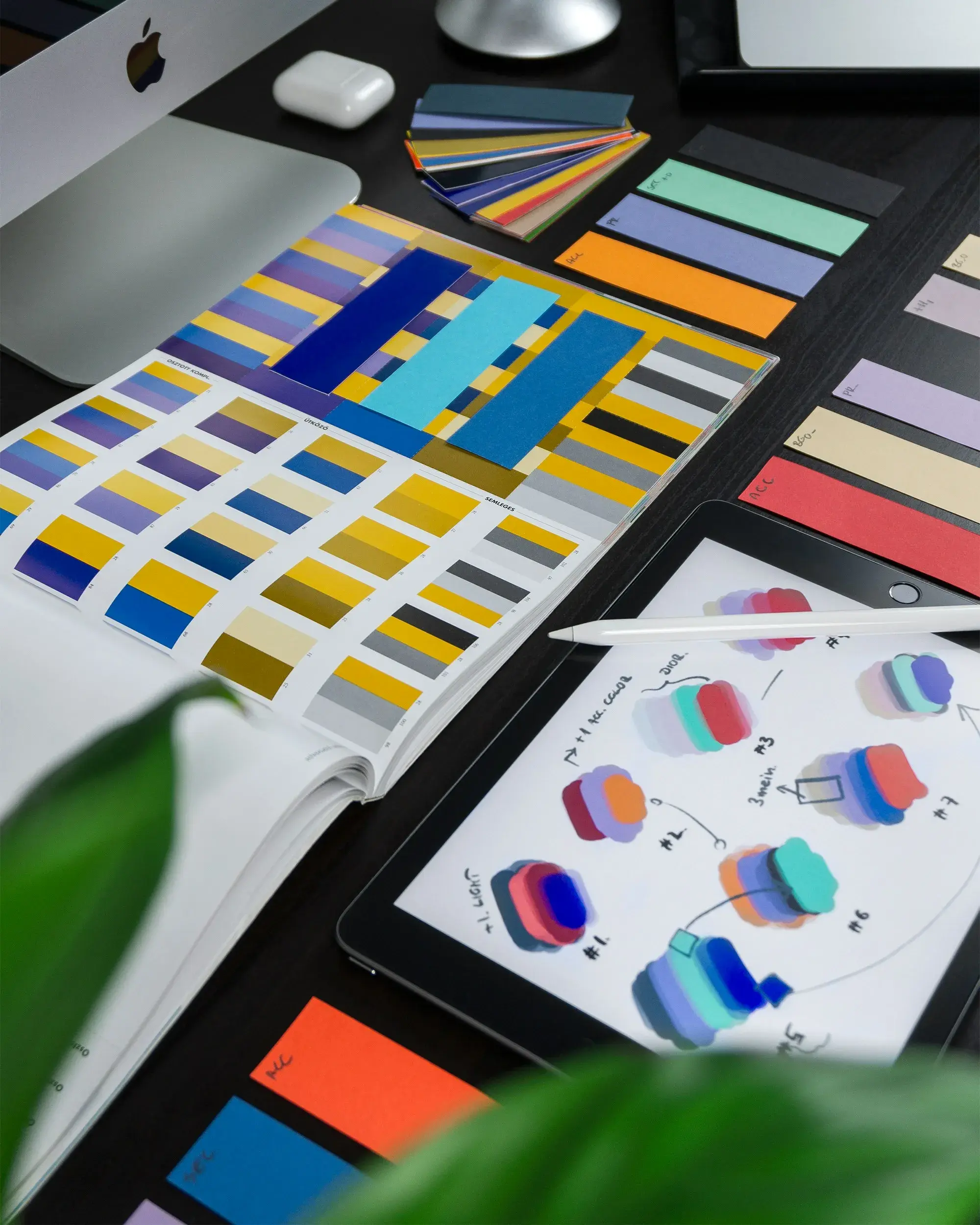 Poza in care sunt mai multe culori artand intocmirea unui design UI/UX